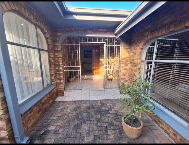 5 BEDROOM HOUSE FOR SALE IN VANDERBIJLPARK SE 3